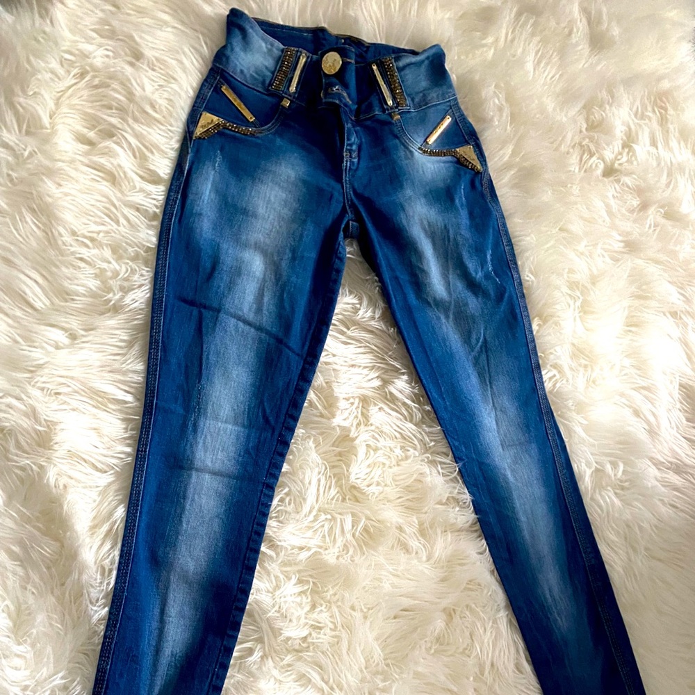 This are in the color blue it’s brand is pitbull